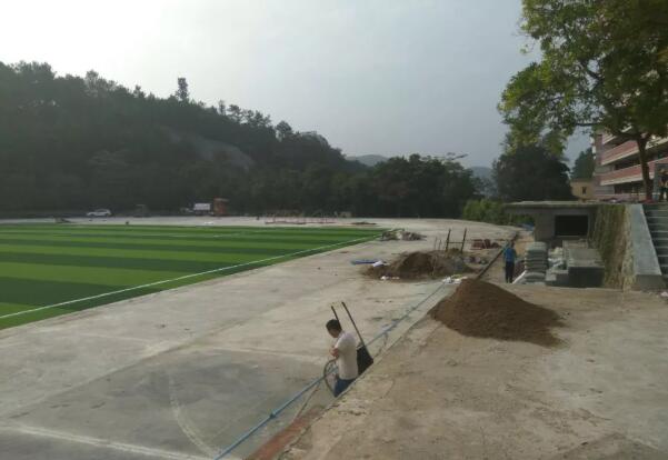 江中足球場封場鋪塑膠跑道了